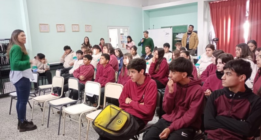 FUNCIONARIOS DEL MINISTERIO DE EDUCACIÓN VISITARON EL COLEGIO HEROES DE MALVINAS 