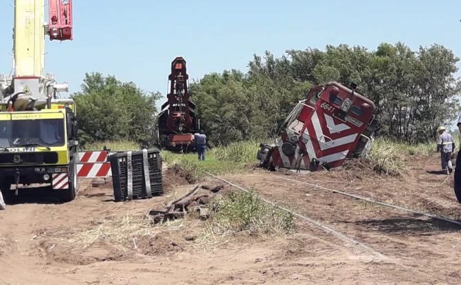 Una locomotora quedó semienterrada luego de descarrilar en cercanías de Coronel Hilario Lagos