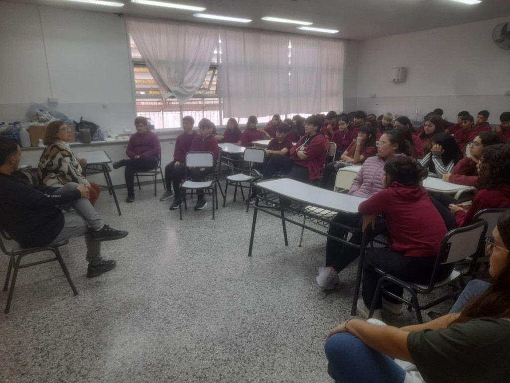CHARLA CON TRABAJADORES EN EL SECUNDARIO MALVINAS DE TRENEL 