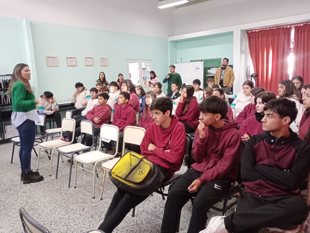 FUNCIONARIOS DEL MINISTERIO DE EDUCACIÓN VISITARON EL COLEGIO HEROES DE MALVINAS 