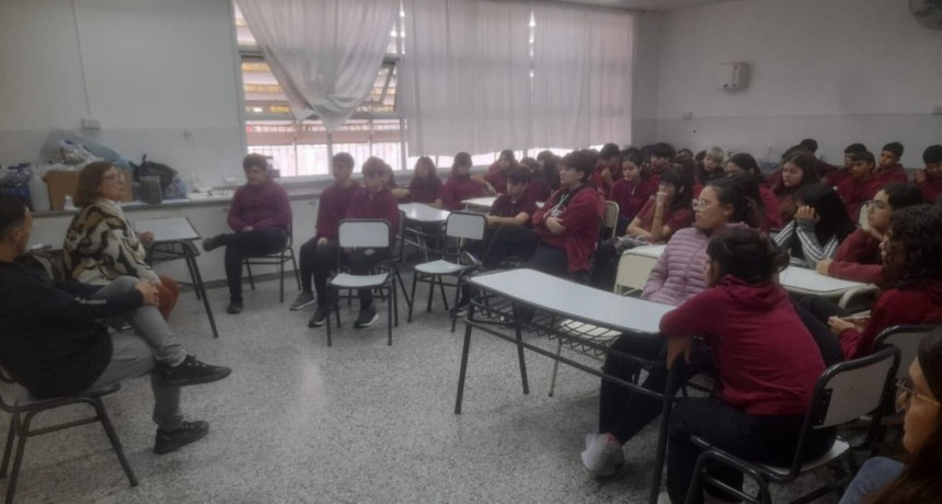 CHARLA CON TRABAJADORES EN EL SECUNDARIO MALVINAS DE TRENEL 
