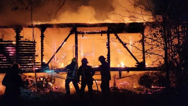 Un vagón ardió en llamas en Speluzzi cuando se reavivó el fuego de pastizales