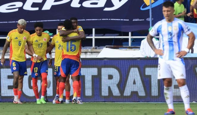 Con un polémico penal, Argentina cayó ante Colombia en Barranquilla