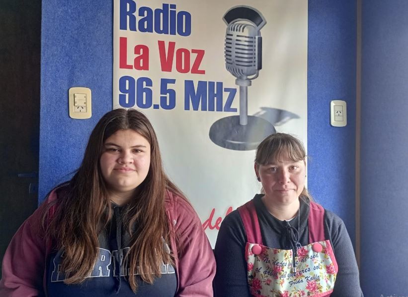 ANABEL ARROYO Y CELESTE PEREZ, PROFESORA Y ALUMNA DEL SECUNDARIO MALVINAS VISITARON LA VOZ 