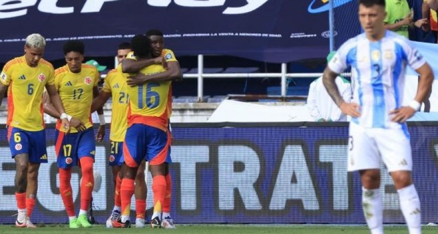 Con un polémico penal, Argentina cayó ante Colombia en Barranquilla