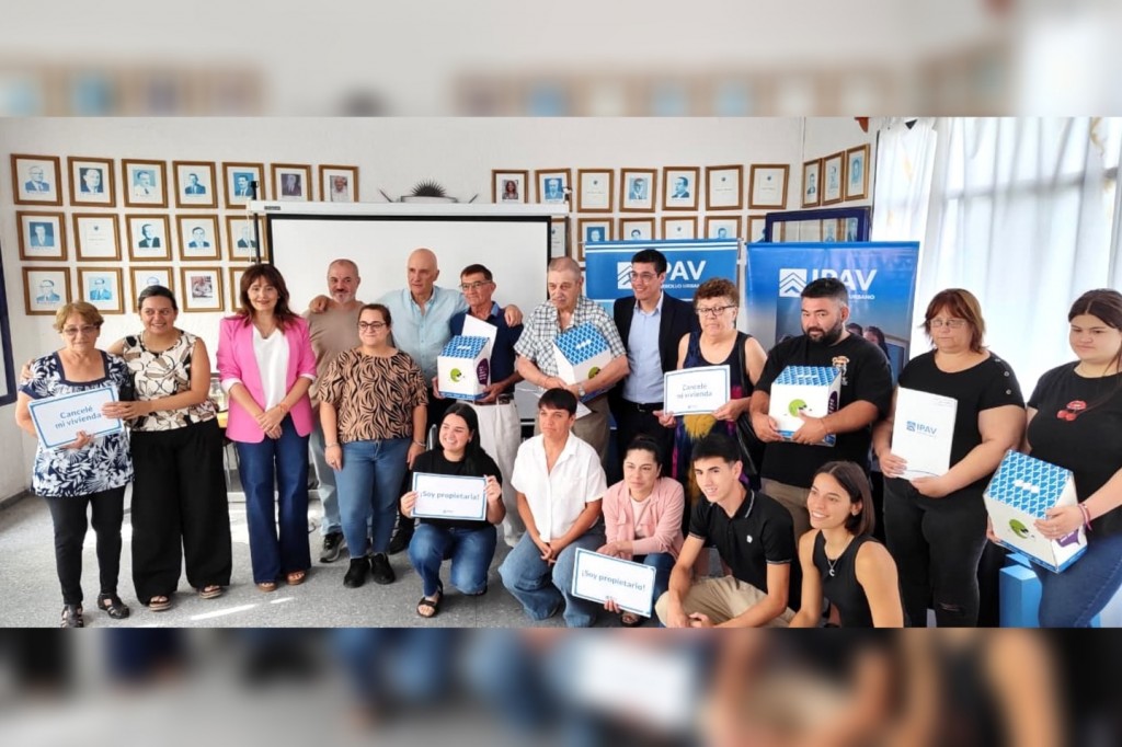 ENTREGA DE ESCRITURAS DE VIVIENDAS IPAV EN TRENEL 