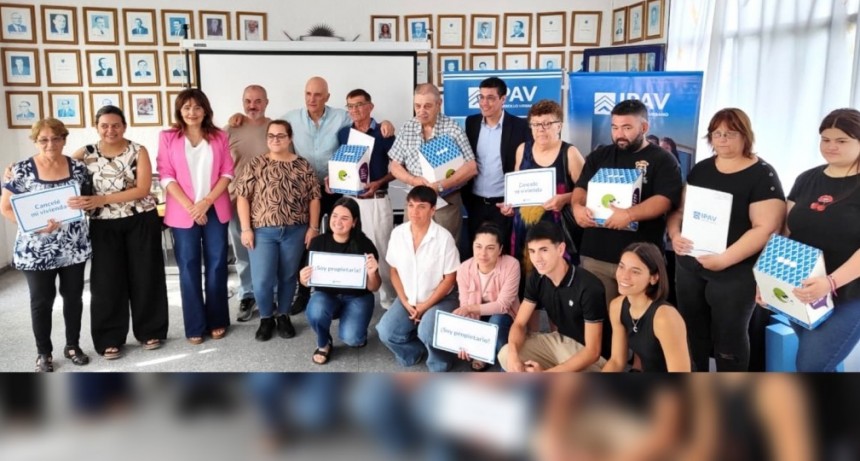 ENTREGA DE ESCRITURAS DE VIVIENDAS IPAV EN TRENEL 