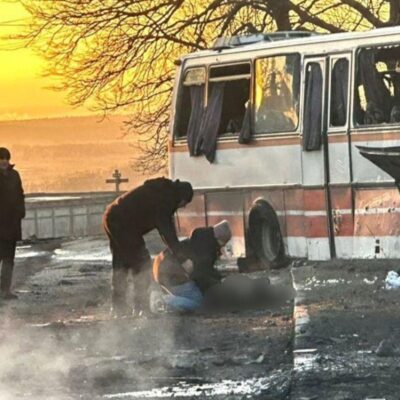 Feroz ataque de drones rusos contra un micro en Ucrania: al menos 15 muertos