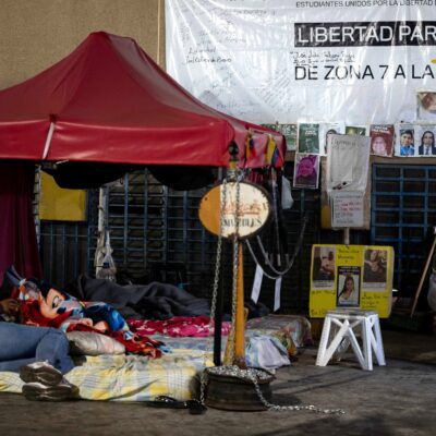 Venezuela afirma que liberó a otros 80 presos, pero cientos más todavía esperan que el régimen cumpla con la ley de amnistía