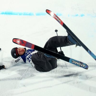 El brutal golpe de un esquiador tras saltar una rampa de 40 metros que enmudeció a todo el estadio en los Juegos Olímpicos de Invierno