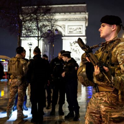 balearon a un hombre que intentó acuchillar a un policía en el Arco del Triunfo