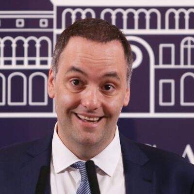 Fotos, likes y retuits: la estrategia del Gobierno para recomponer la imagen de Adorni