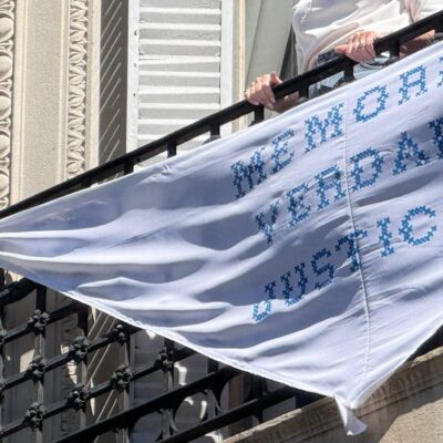 Cristina Kirchner salió al balcón para pedir Memoria, Verdad y Justicia