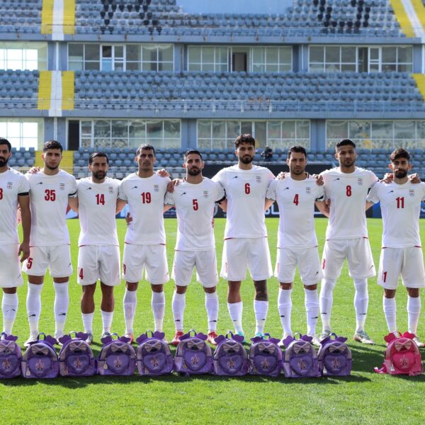 posaron con mochilas por las víctimas del bombardeo a una escuela