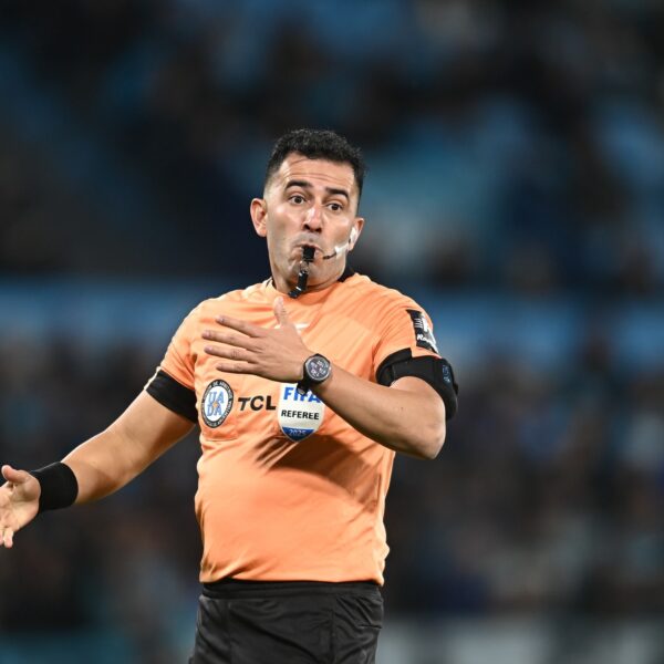 filtran supuestos chats del árbitro Luis Lobo Medina en los que presuntamente arreglan un partido del año 2021