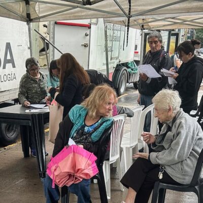 Los consultorios en la calle como símbolo de protesta contra Milei