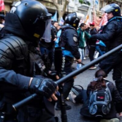 El policía “desaforado” que provocó múltiples fracturas a una manifestante