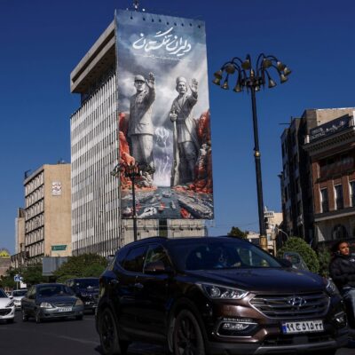 Irán activó sus defensas aéreas en Teherán y se escucharon varias explosiones, informan medios iraníes