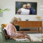 cómo usar el televisor para hacer videollamadas y recibir recordatorios médicos en adultos mayores