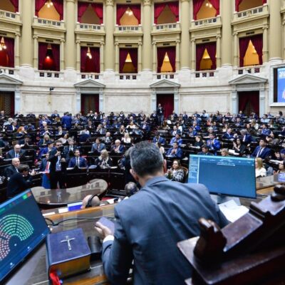 Los gobernadores aliados jugaron para la Rosada e hicieron caer la sesión para interpelar a Adorni