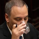 Adorni está en una cuerda cada vez más floja