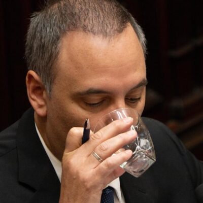 Adorni está en una cuerda cada vez más floja