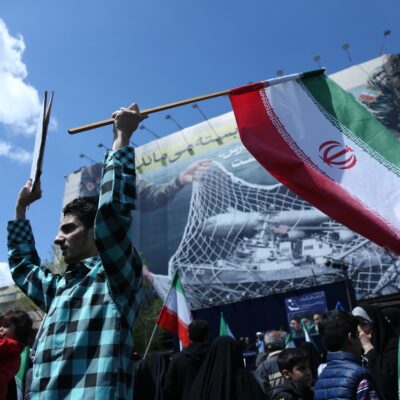 Estados Unidos bombardeó puntos estratégicos de Irán mientras siguen las negociaciones de paz