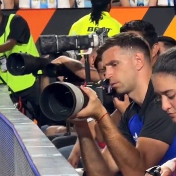 agarró una cámara de fotos y después elogió a Beltrán tras su debut