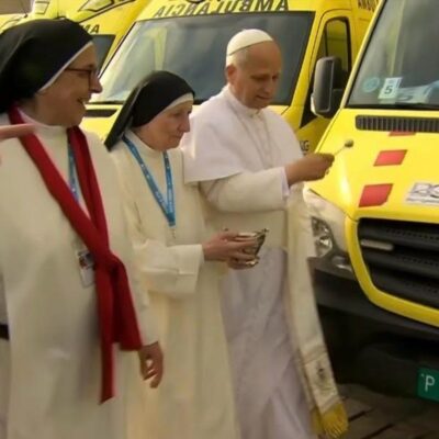 León XIV bendijo una caravana con ambulancias para Ucrania que organizó una monja argentina