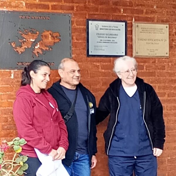 Emotivo acto de descubrimiento de una placa alusiva a Malvinas en el Colegio Héroes de Malvinas